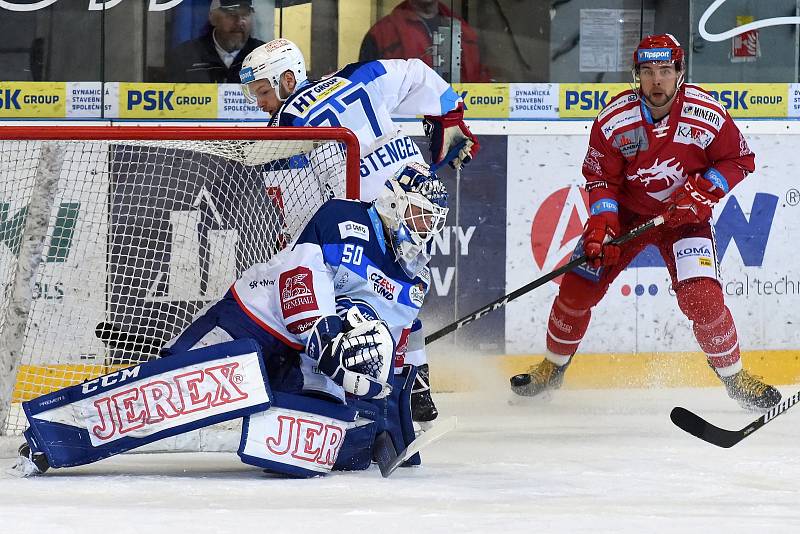 Kometa Brno (v bílém) porazila extraligového lídra Třinec 4:1 i díky parádnímu výkonu gólmana Karla Vejmelky.