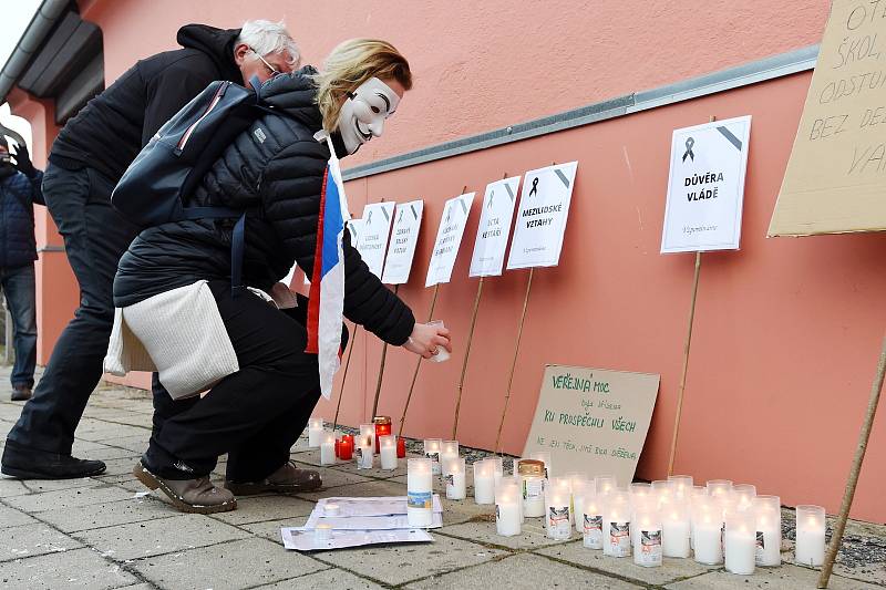 Protestní pochod s rakví k domu ministra zdravotnictví Jana Blatného.