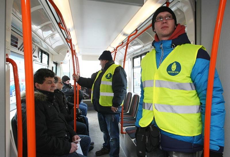 Takzvaní preventisté pomáhají v dopravních prostředcích udržovat pořádek.