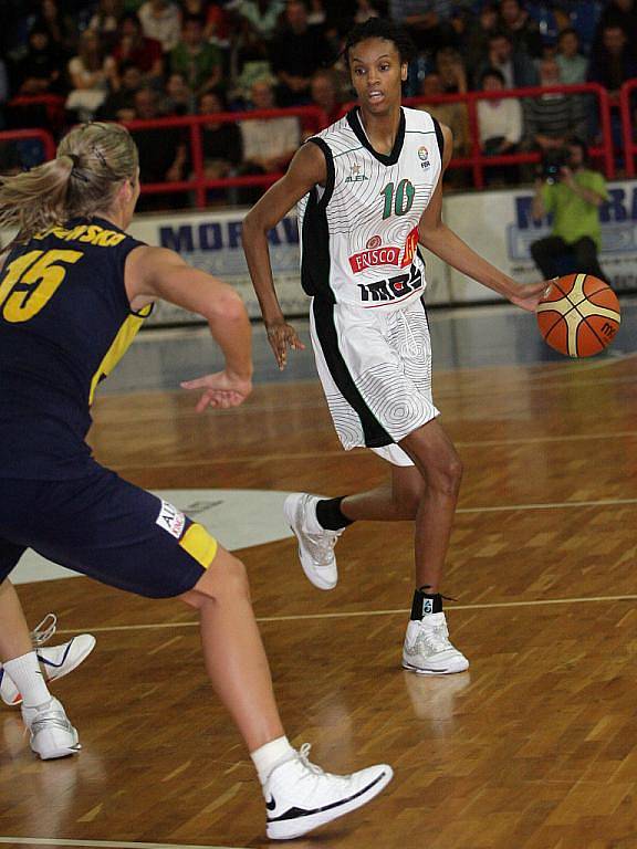 Basketbalistky Friska Sika Brno porazily v Evropské lize na domácí půdě polskou Gdyni 83:72.