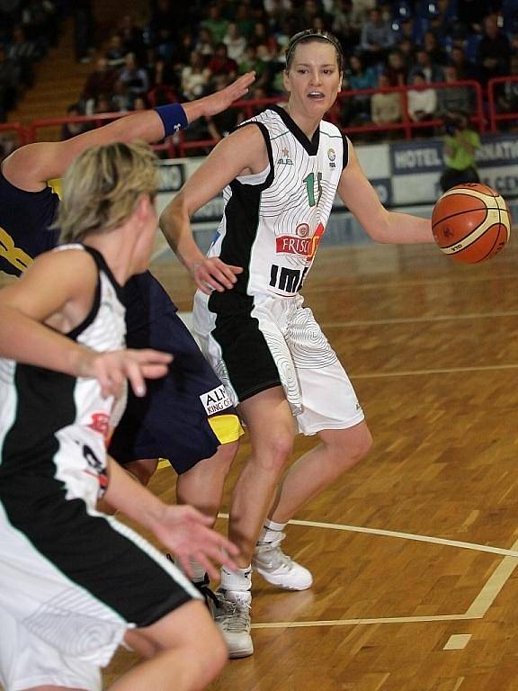 Basketbalistky Friska Sika Brno porazily v Evropské lize na domácí půdě polskou Gdyni 83:72.