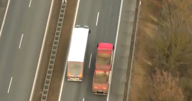 Ani zákaz neodrazuje mnohé řidiče kamionů na jižní Moravě. Více než tři sta jich už letos v kraji kvůli nesprávnému předjíždění zaznamenali dálniční policisté.