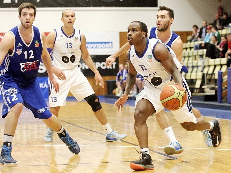 Brněnští basketbalisté (v bílémú porazili Ostravu 93:87.