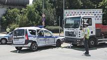 Nehoda  auta strážníků ze Slavkova u Brna s nákladním autem v Tržní ulici. 