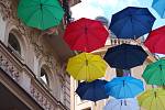 Českou ulici v Brně od úterního dopoledne zdobí 250 deštníků v osmi barvách.