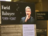 Výstava Umlčené hlasy je věnovaná portrétům aktivistů, vědců, novinářů a dalších osobností současného Ruska, jejichž vraždy vyvolaly mezinárodní pobouření.