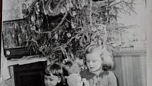 K nejšťastnějším chvílím v roce patřily snad ve všech rodinách Vánoce. A jaká byla radost z nových panenek! Snímek je z roku 1963.