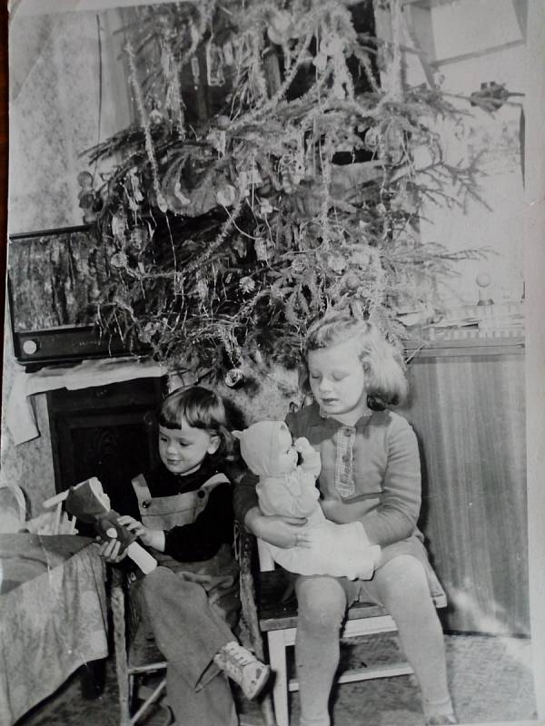 K nejšťastnějším chvílím v roce patřily snad ve všech rodinách Vánoce. A jaká byla radost z nových panenek! Snímek je z roku 1963.