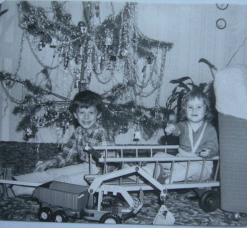 Pětiletý syn a roční dcera o Vánocích roku 1988.