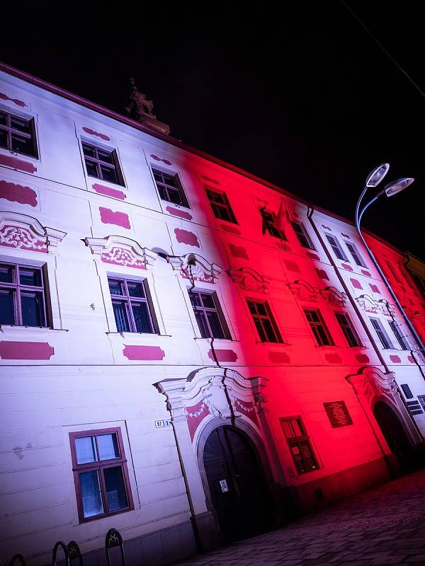 Ve středu 16. února se rozzářily významné budovy napříč republikou sokolskými barvami u příležitosti 160 let od založení organizace. Na snímku Jakuba Svobody je jihlavská radnice.