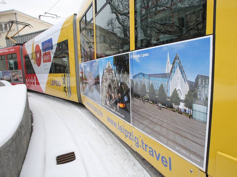 Nová tramvaj propaguje čtyřicáté výročí partnerství Brna a Lipska.