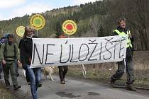 Víc než stovka protestujících se v sobotu sešla na Kraví hoře na Tišnovsku, kde účastníci vyjádřili svůj nesouhlas se záměrem vybudovat tam úložiště jaderného odpadu.