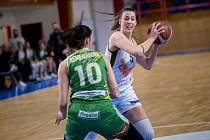 V prvním zápase v sérii o bronz v Ženské basketbalové lize uspěly na domácím hřišti Žabiny (v bílém Natálie Stoupalové), které porazily KP Brno (Veronika Remenárová) o osm bodů.