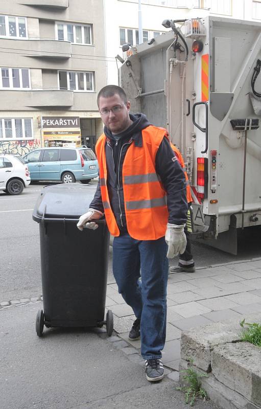 Redaktor Deníku Rovnost Petr Jeřábek si vyzkoušel práci popeláře.