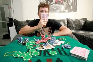 Hokejista brněnské Komety Vilém Burian si krátí volný čas hraním pokeru. 