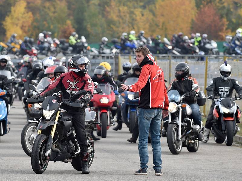 Fanoušci motorsportu v pátek po poledni již popáté uctili tragicky zesnulého italského závodníka Marca Simoncelliho. Na dráhu brněnského Masarykova okruhu vyjely stovky motorek různých značek, typů i stáří.