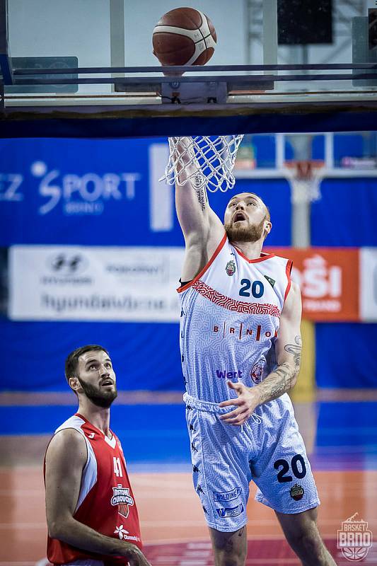 Brněnští basketbalisté (v bílém) porazili po zápasech v mezinárodní ENBL Olomoucko.