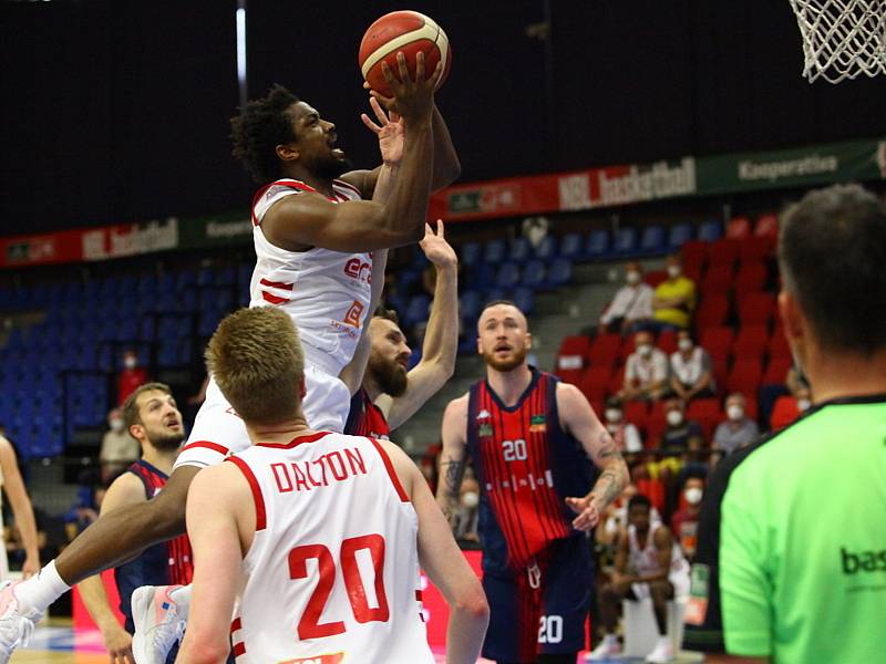 Z basketbalového utkání play off Kooperativa NBL Nymburk - Brno (85:64).