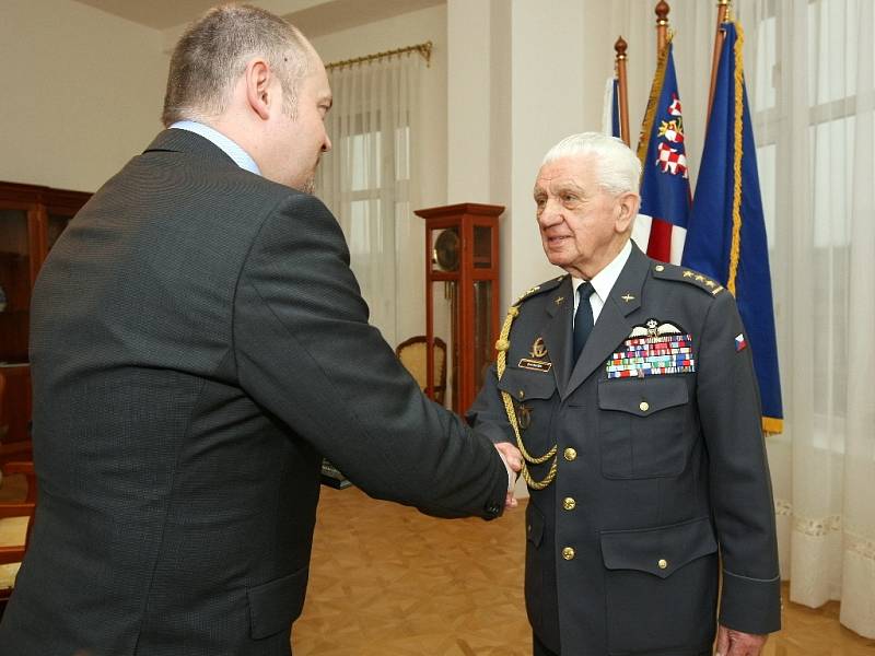 Plukovník Emil Boček při návštěvě jihomoravského hejtmana Michala Haška.