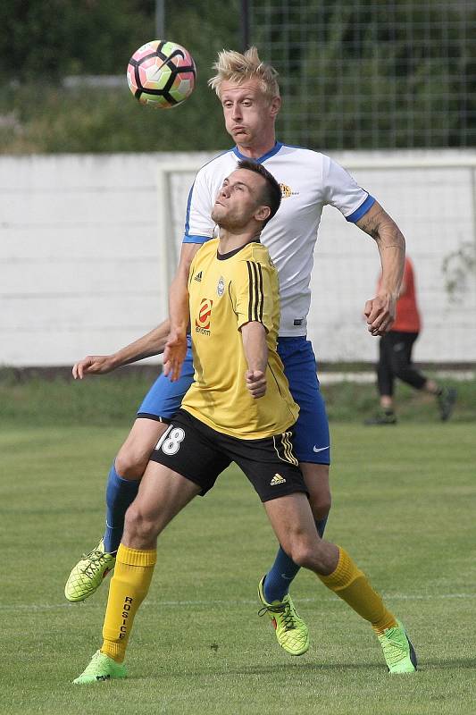 Tišnov (v bílých dresech) v neděli v předkole Mol Cupu porazil Rosice v přestřelce 5:4 po prodloužení.