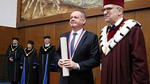 Slovenský prezident Andrej Kiska převzal na brněnské Masarykově univerzitě zlatou medaili.