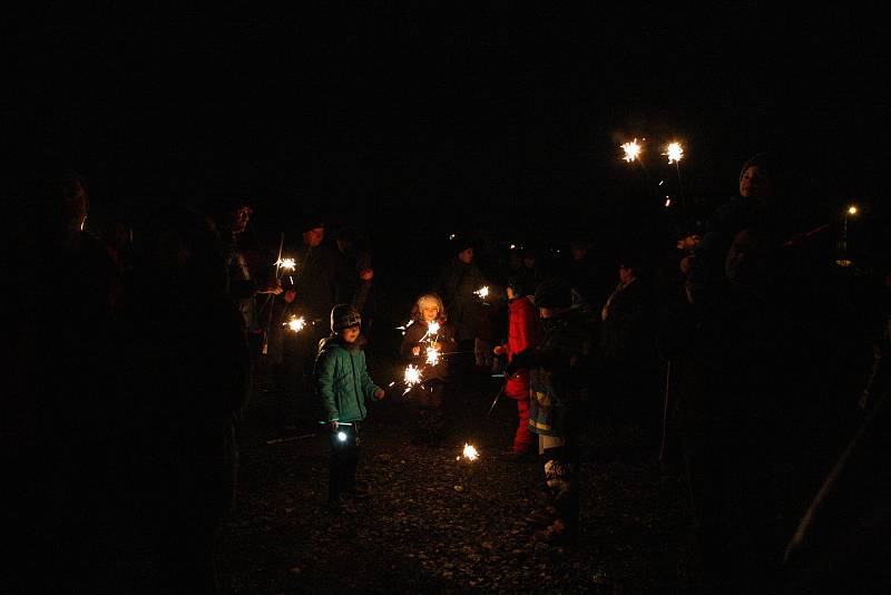 Desítky rodičů s dětmi se přišly podívat na silvestrovský ohňostroj.