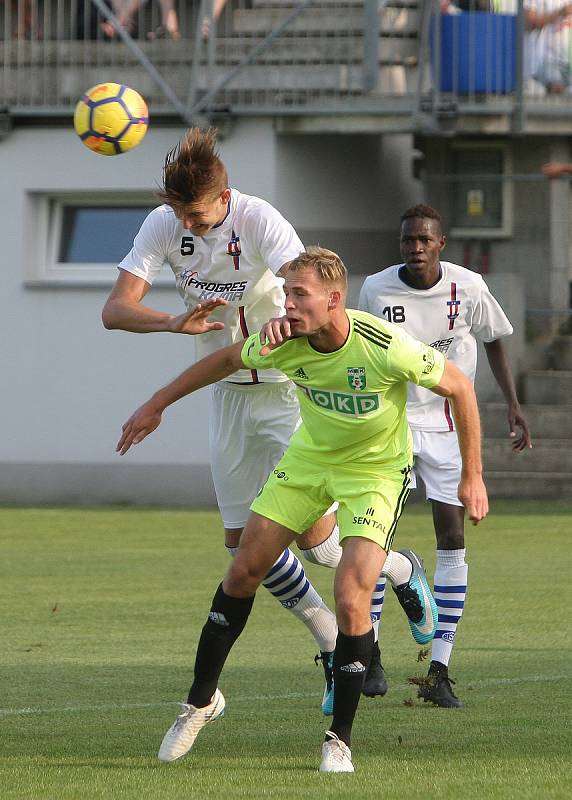 Fotbalisté Líšně (bílé dresy) podlehli v poháru prvoligové Karviné jasně 0:4.