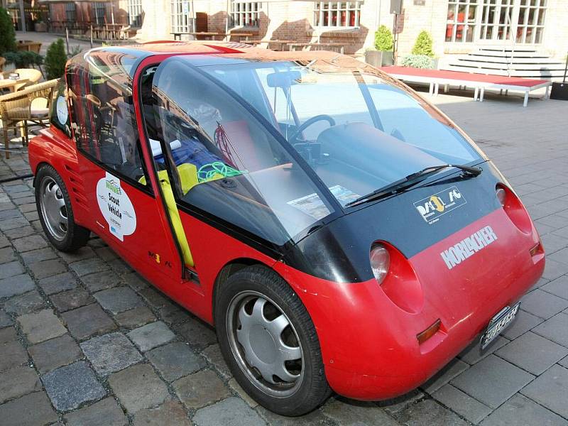 Téměř tři tisíce kilometrů už mají za sebou účastníci závodu elektromobilů Wave 2011. Ti vyrazili 11.9. z Paříže a v sobotu dopoledne se zastavili také v Brně. 