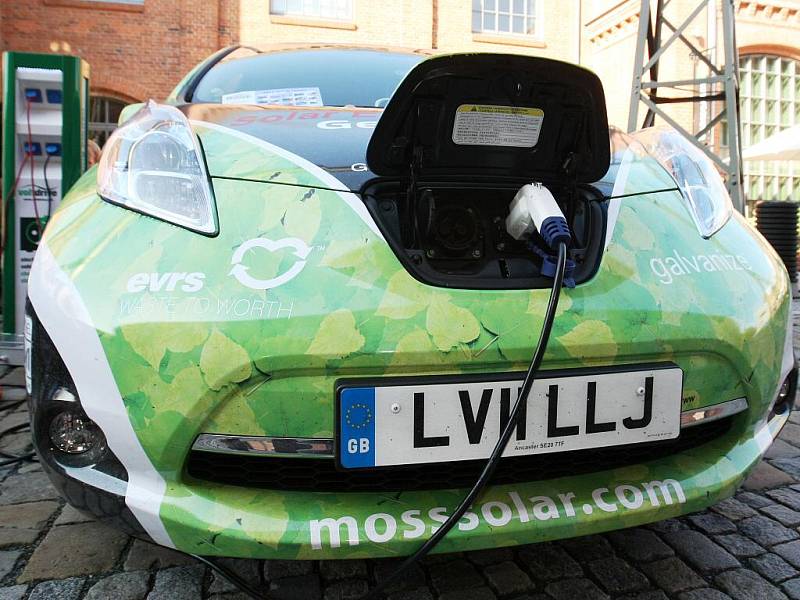 Téměř tři tisíce kilometrů už mají za sebou účastníci závodu elektromobilů Wave 2011. Ti vyrazili 11.9. z Paříže a v sobotu dopoledne se zastavili také v Brně. 