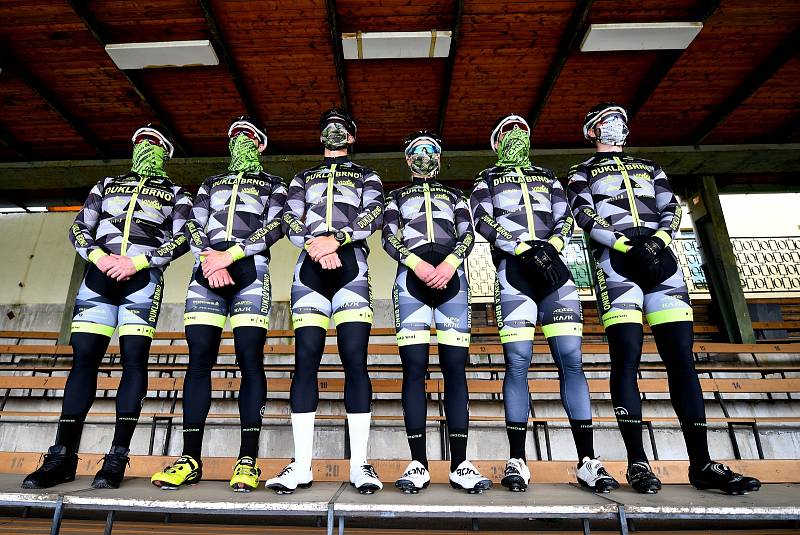 Trénink dráhových cyklistů Dukla Brno na velodromu.