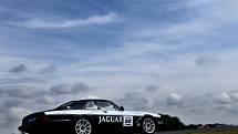 Hřmotný a zároveň tolik elegantní Jaguar XJS s Davidem Bečvářem za volantem nedal na Slovakiaringu u Dunajské Stredy nikomu šanci. Brněnský závodník ovládl obě víkendové bitvy mezinárodního šampionátu Histo-Cup.