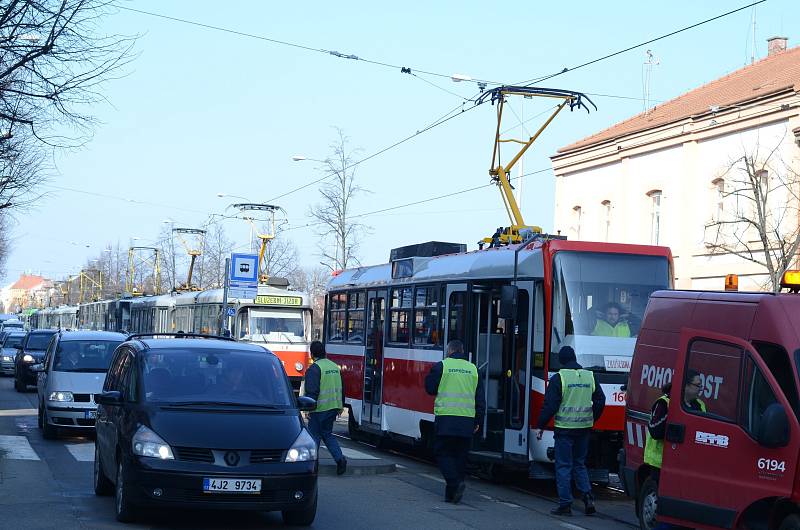  Obrnit trpělivostí se museli lidé, kteří v úterý kolem poledne cestovali v Brně tramvají od Semilassa k Moravskému náměstí. Provoz na kolejích se totiž na hodinu a čtvrt kvůli technické závadě na tramvaji zastavil a cestující museli čekat.