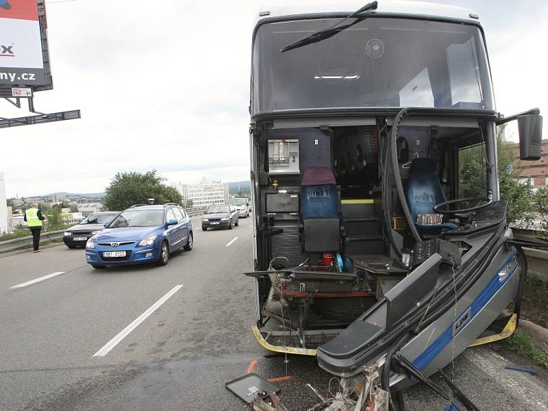 Nehoda autobusu a kamionu zablokovala část Hradecké ulice v Brně.