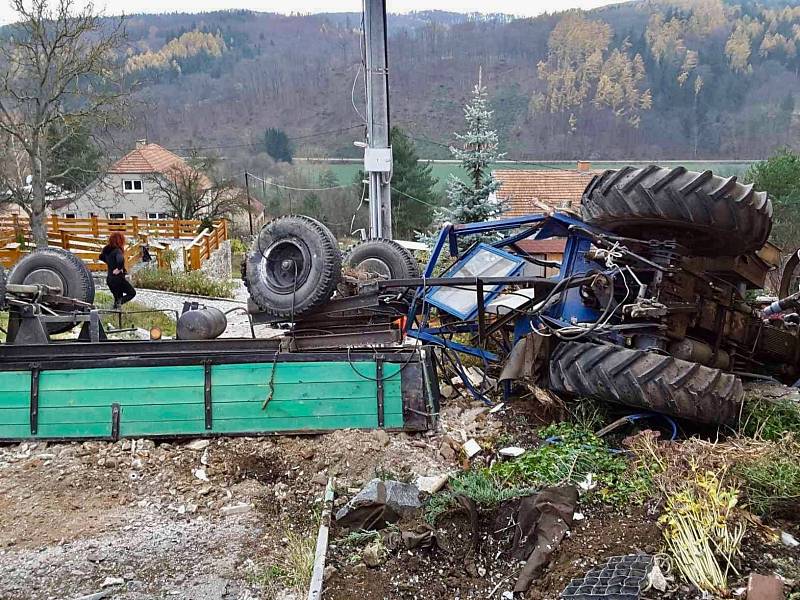 K tragické nehodě traktoru v Omicích vyjeli ve čtvrtek odpoledne jihomoravští hasiči.