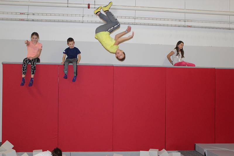 V brněnském obchodním centru Futurum otevřeli v sobotu nový trampolínový park Jump Academy. Skákání si tam vyzkoušel i fotbalový bavič Petr Švancara.