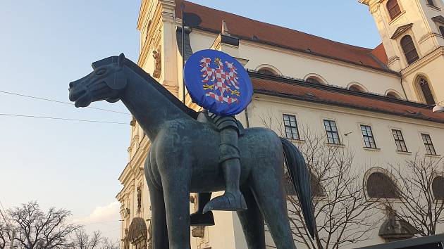Socha Jošta na Moravském náměstí nese od pátku moravský znak.