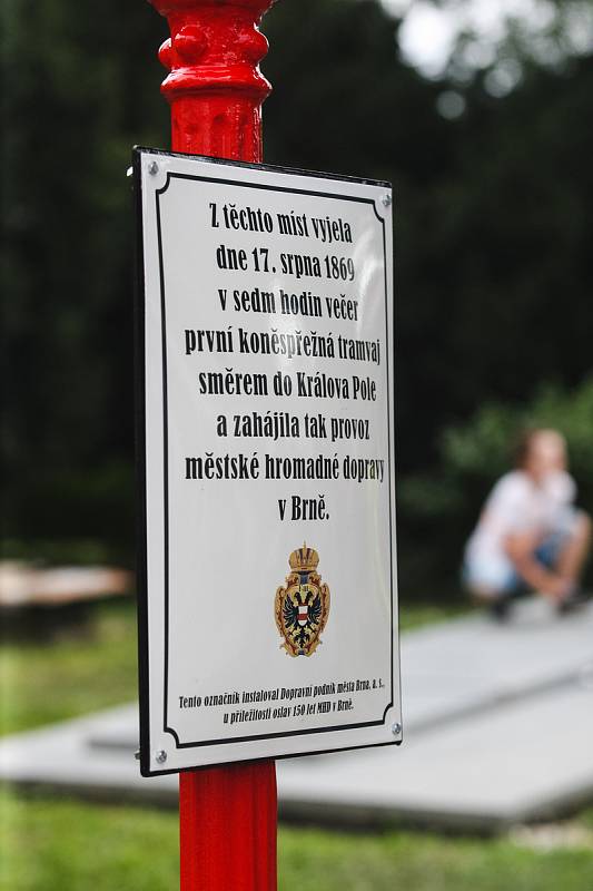 Dopravní podnik města Brna přesně po 150 letech, kdy Brnem projela první koněspřežná tramvaj, odhalil na stejném místě historický označník.