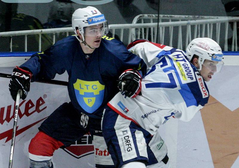 Hokejové utkání Tipsport extraligy v ledním hokeji mezi HC Dynamo Pardubice ( v modrém) HC Kometa Brno (v modrobílém) v pardudubické ČSOB pojišťovna ARENĚ.