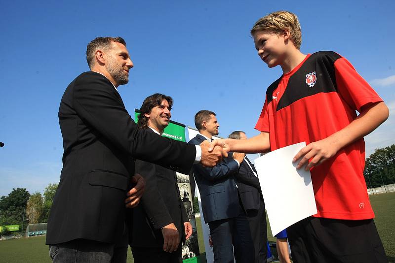 V Brněnských Ivanovicích otevřela fotbalová akademie. Mladí fotbalisté v pátek převzali certifikáty o členství v akademii a pak si proti sobě zahráli.