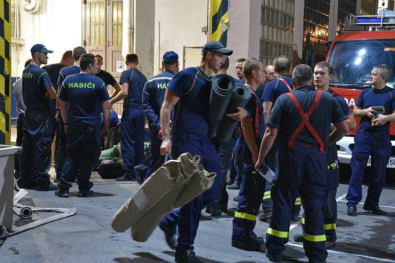 Jihomoravští hasiči vyrážejí z brněnského seřadiště pomoci na sever Čech s hašením rozsáhlého požáru v Národním parku České Švýcarsko.