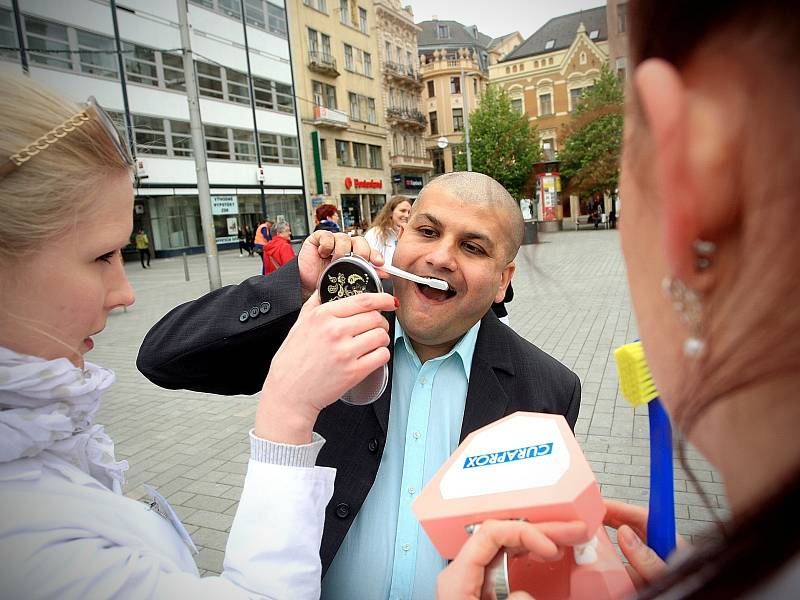 Techniku správného čištění zubů i tipy spjaté s dentální hygienou se mohli dozvědět lidé, kteří se účastnili akce Ve zdravém Brně zdravý chrup. Kampaň připravilo Sdružení studentů stomatologie, které na brněnském náměstí Svobody informovalo kolemjdoucí.