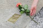 Oběti nacistické genocidy připomínají zlaté kostky. Ve městě je památečních kamenů Stolpersteine uctívajících památku židovských obětí devětasedmdesát. Posledních osmnáct přibylo ve středu.