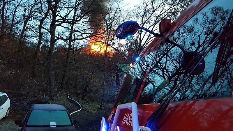 V úterý před půl šestou ráno hořela chata v Novém Lískovci.
