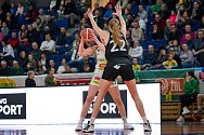 Basketbalistky KP TANY Brno (v bílozelených dresech) si v nedělním dopolední partii poradily na domácí palubovce s Hradcem.