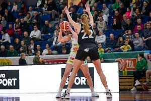 Basketbalistky KP TANY Brno (v bílozelených dresech) si v nedělním dopolední partii poradily na domácí palubovce s Hradcem.