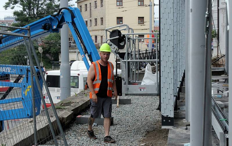 Levé křídlo výpravní budovy brněnského hlavního nádraží prochází rekonstrukcí. V budoucnu tam bude třeba kavárna.