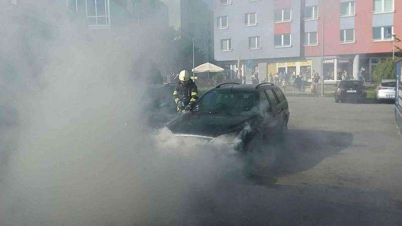 Likvidace požáru auta v Bednaříkově ulici v brněnské Líšni.