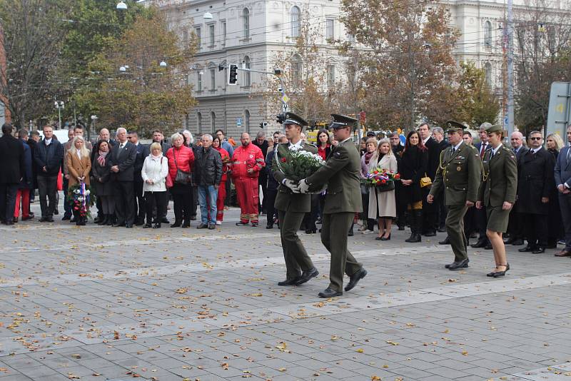 Položením věnců k soše prezidenta Masaryka si lidé v Brně připomněli vznik Československa.