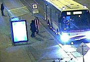 Dvojice přepadla v Brně ženu, které na Malinovského ujel autobus. Po podezřelých lidech pátrá policie.