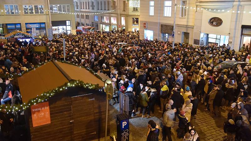 Vánoční ohňostroj před brněnskou radnicí na Dominikánském náměstí.